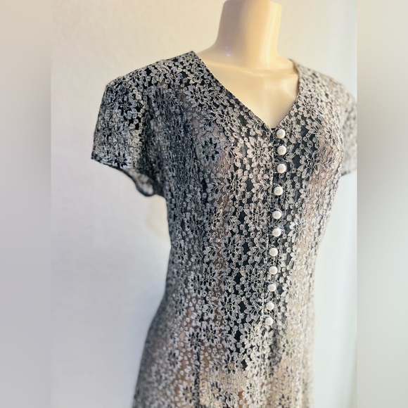 Vintage women’s dress see through size med to large measurement are included - Picture 2 of 14